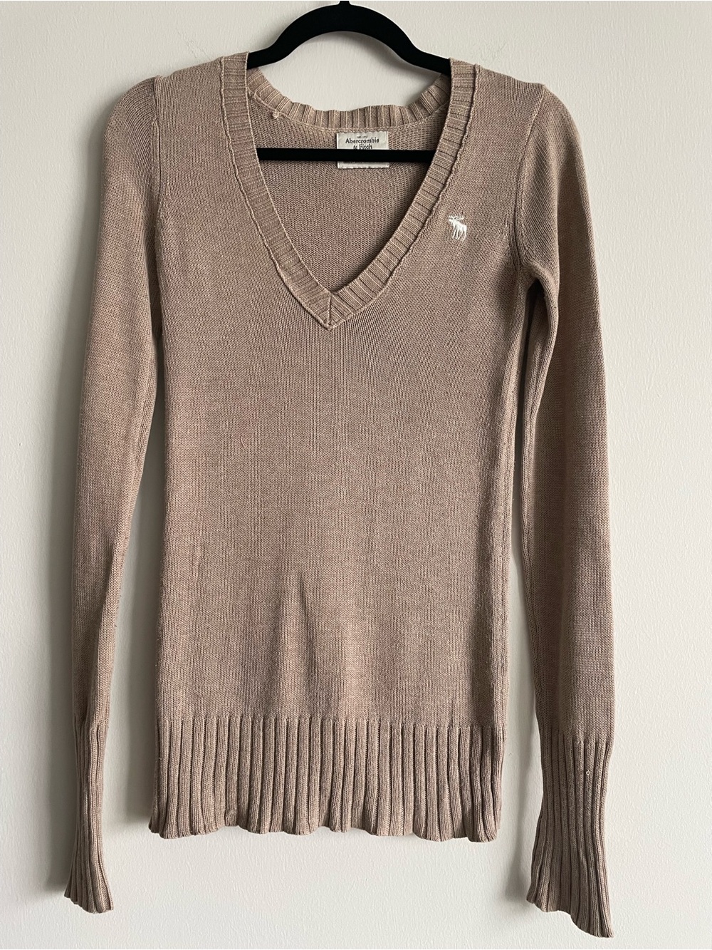 Mid 2000s Abercrombie & Fitch v neck sweater camel moose longline preppy S
